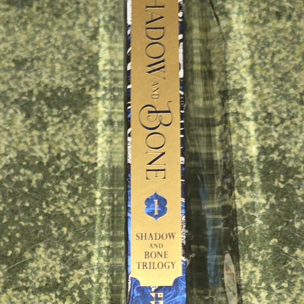 Softcover copy of Shadow and Bone by Leigh Bardugo in great condition. - Picture 3 of 3